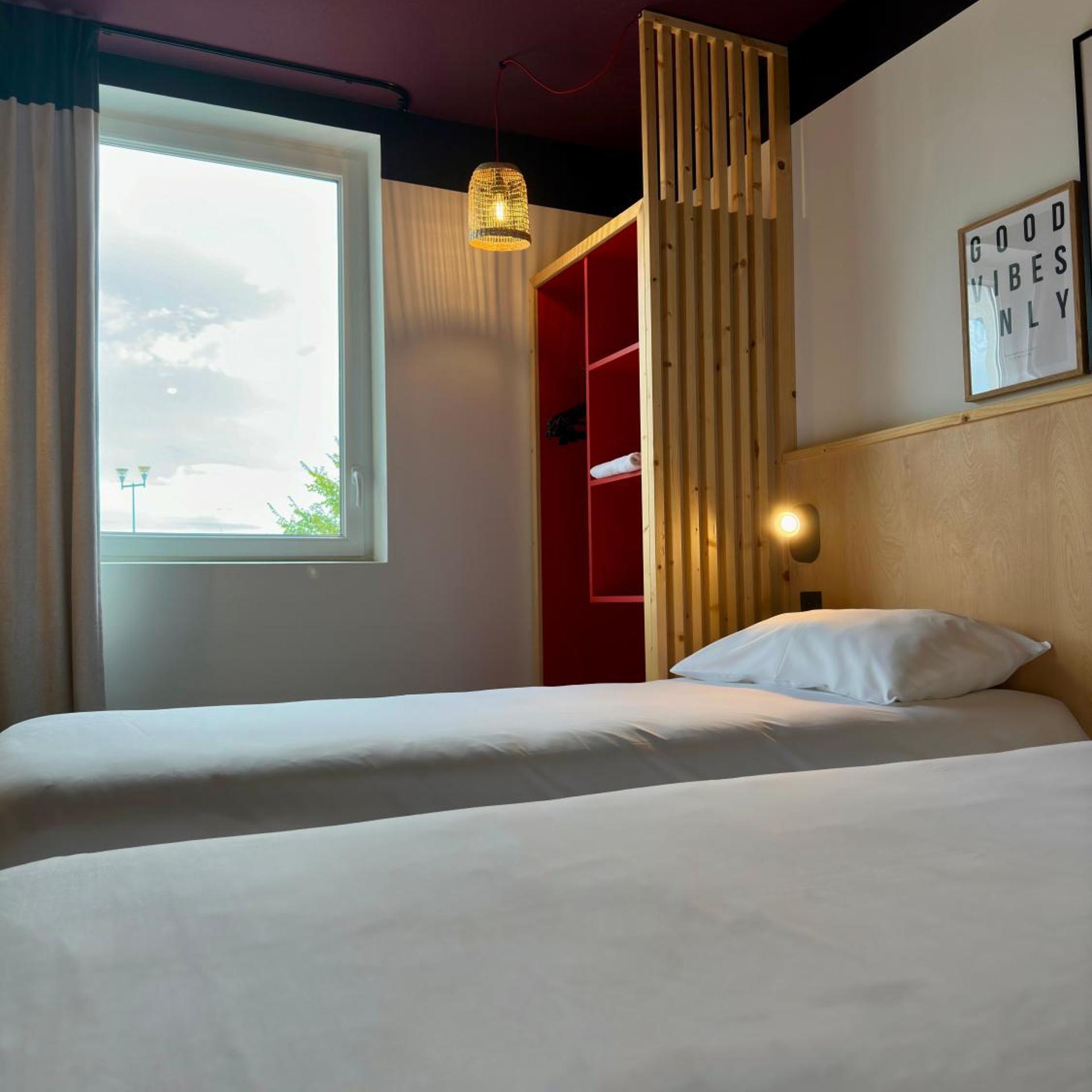 Pop, Twin Beds