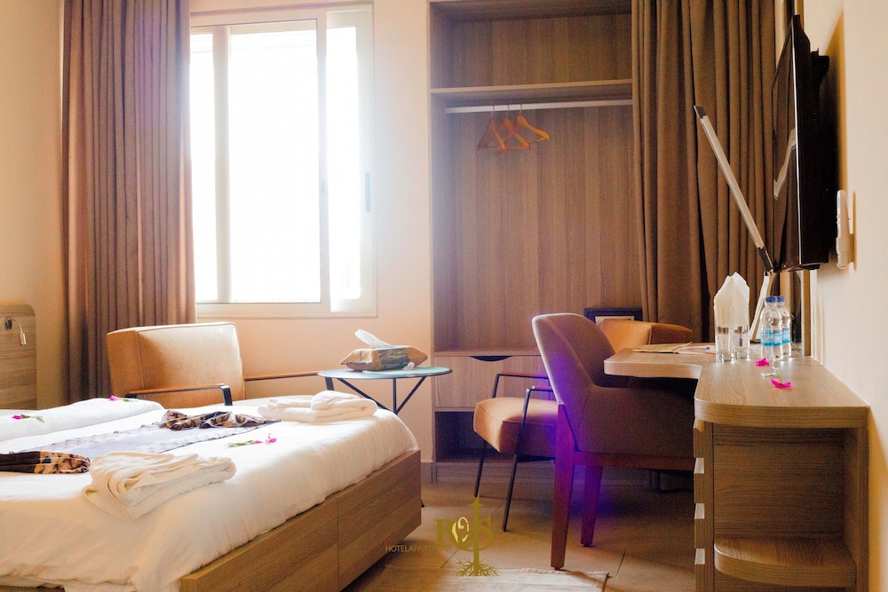 Roots Hotel Apartment 13/39