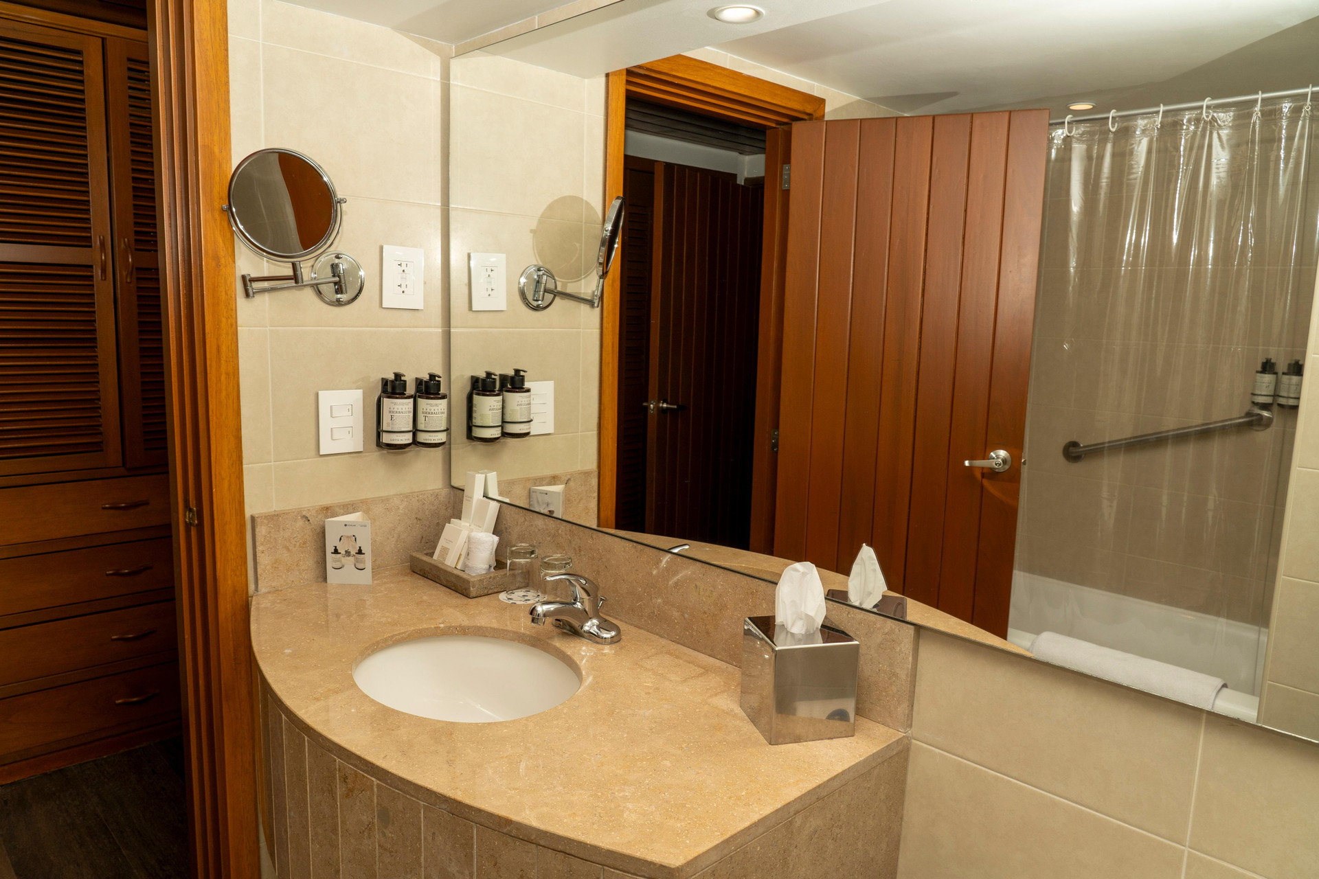 غرفة قياسية رباعية بسريرين منفصلين بإطلالة على البحيرة، Estelar Paipa Hotel Spa Centro de Convenciones 6/6