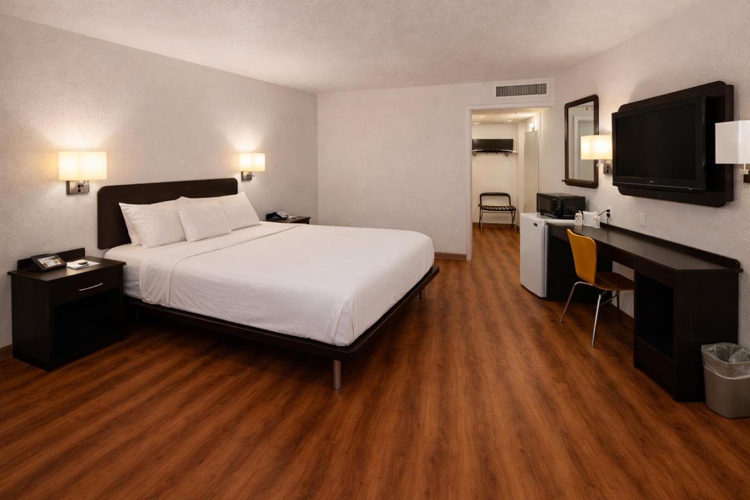 1 King Bed - Mobility Accessible RI Shower Nsmk، Motel6 Blythe, CA 4/10