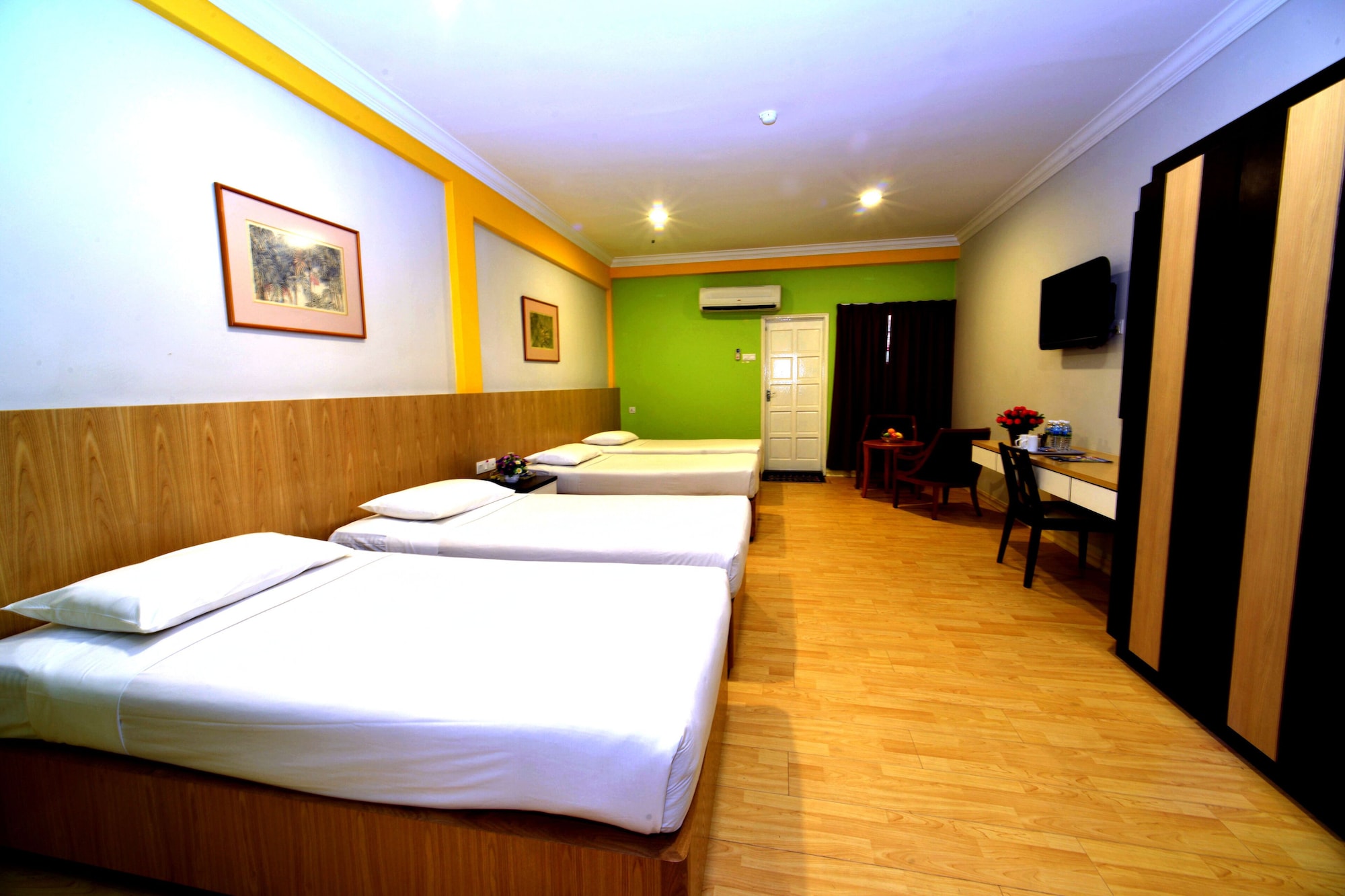 4 ROOMS, EXECUTIVE, SUITE