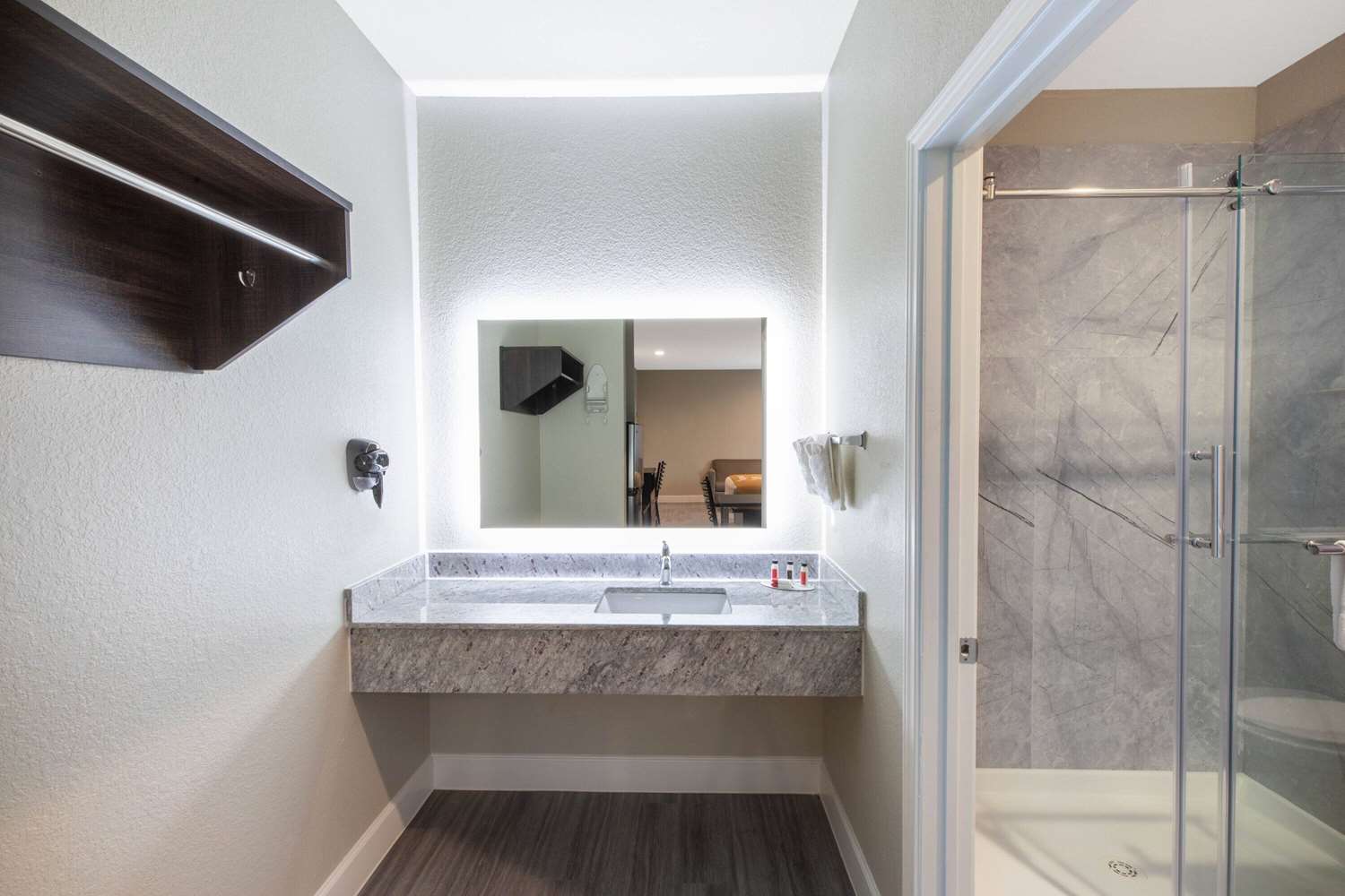 Days Inn & Suites By Wyndham La Porte 16/17