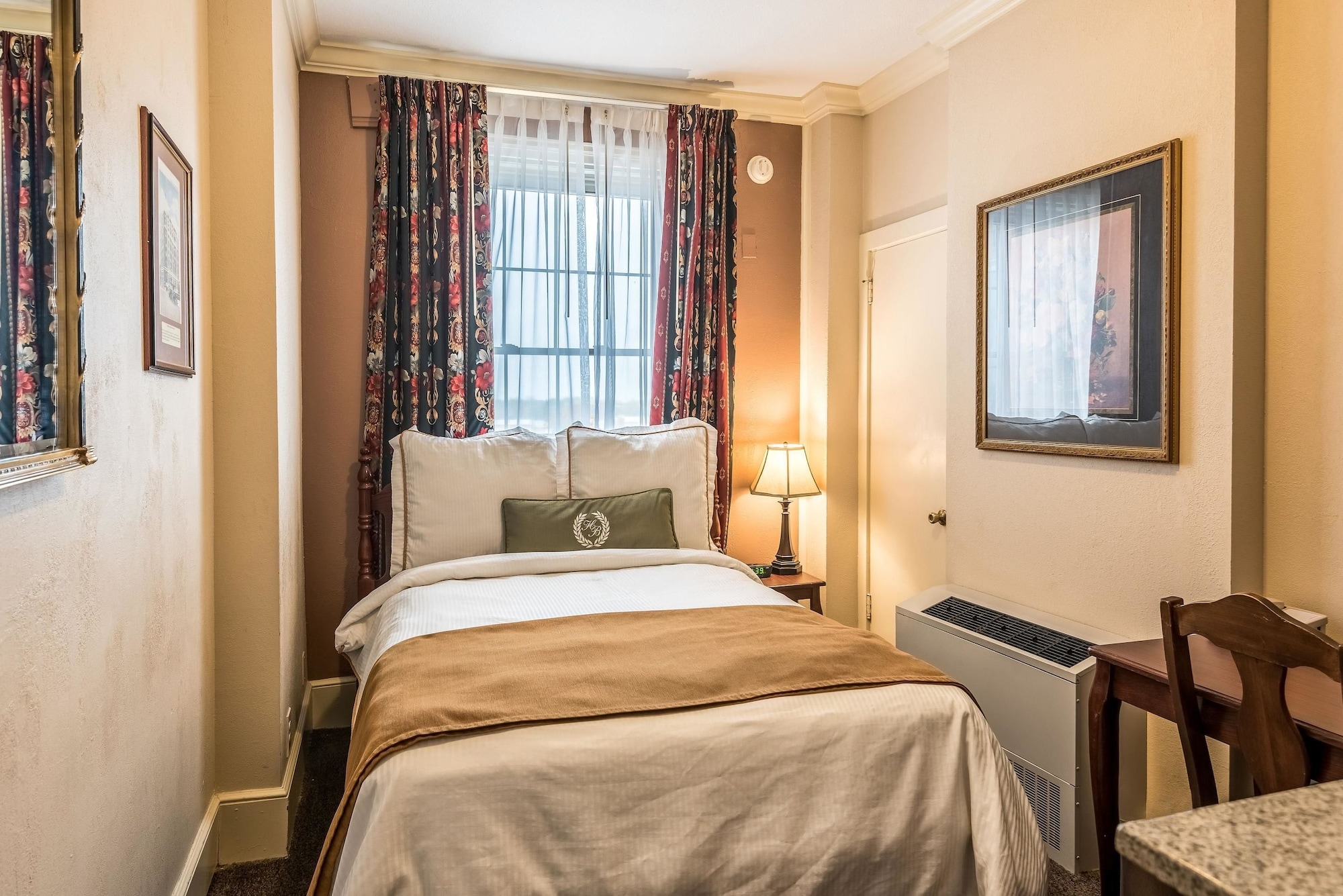 Standard, Queen Bed