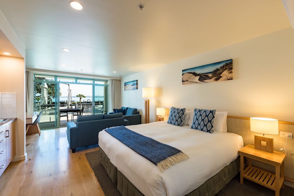 Studio, King Bed, Ocean View, Pool Side