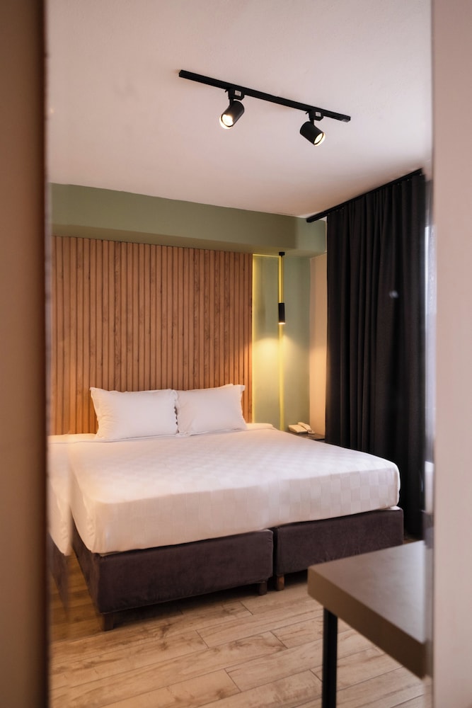 Leons Hotel 6/50
