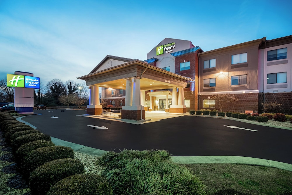 Holiday Inn Express & Suites Rocky Mount/Smith Mtn Lake 5/75