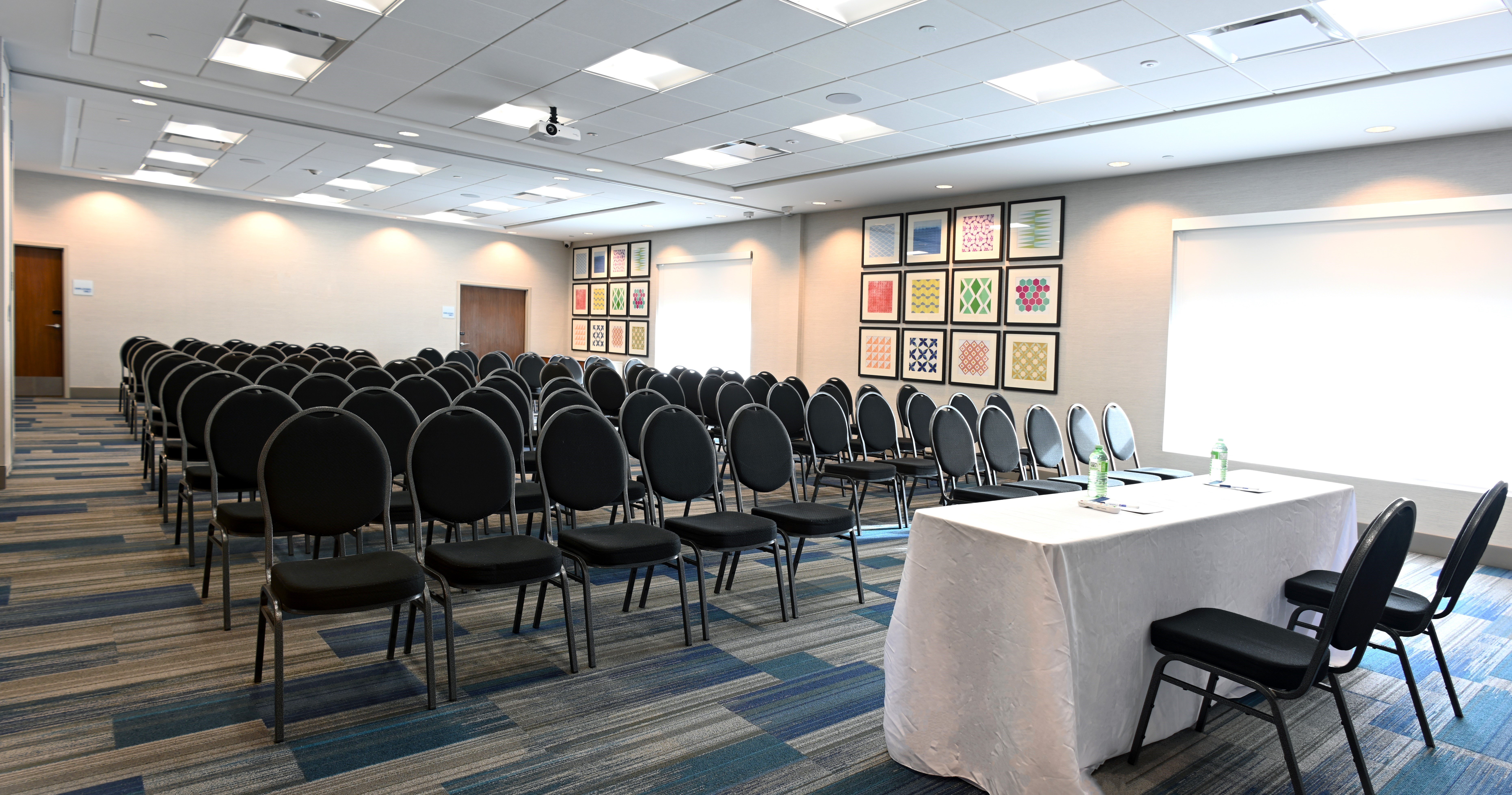 Holiday Inn Express Suites Aurora 73/77
