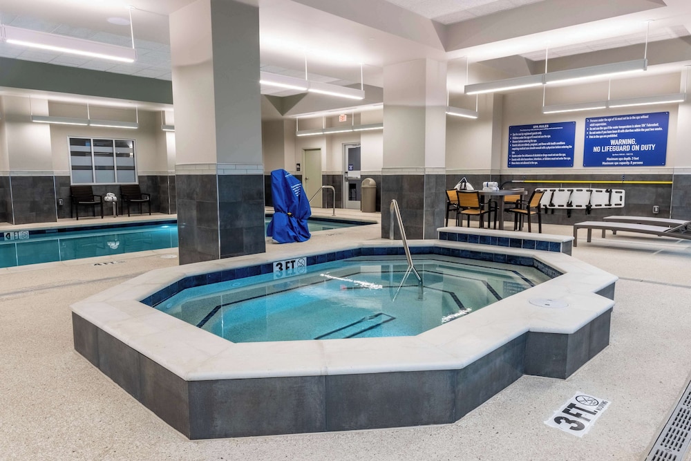 Drury Plaza Hotel College Station 24/50