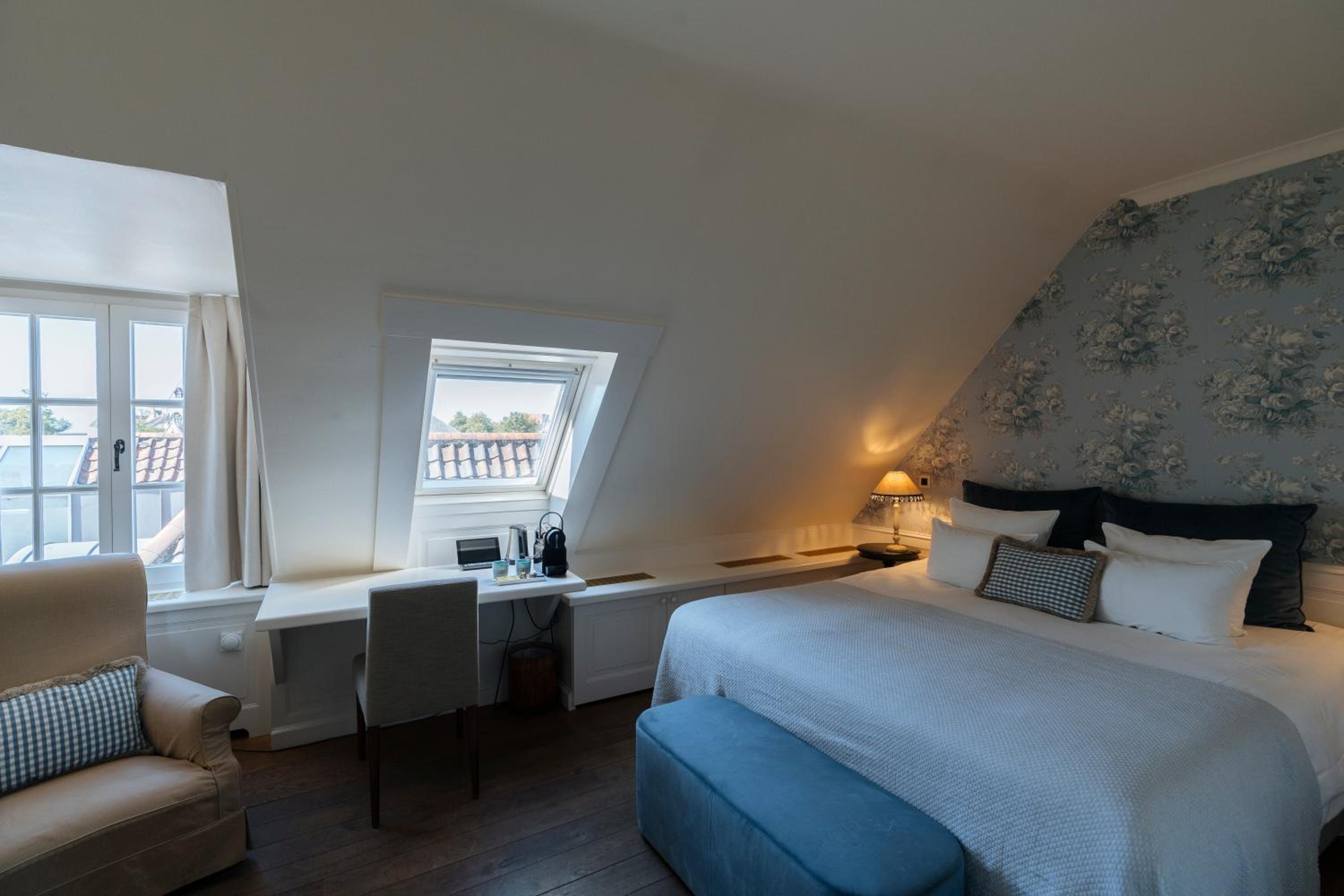 Charming, Queen Bed