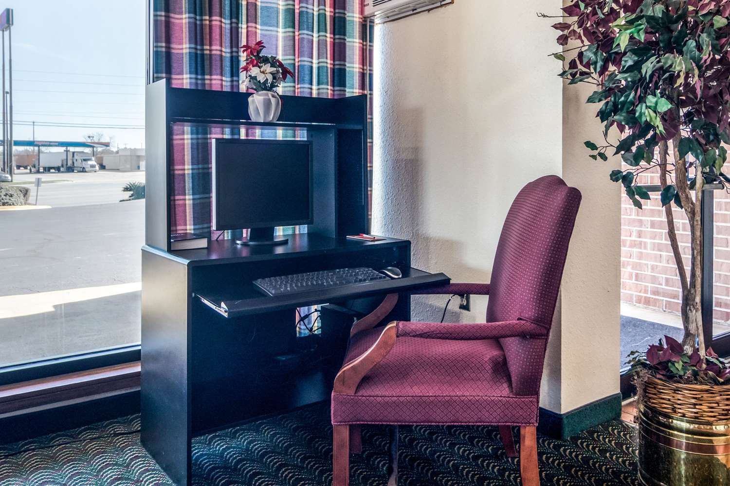 Econo Lodge Inn & Suites Conference Center 37/44