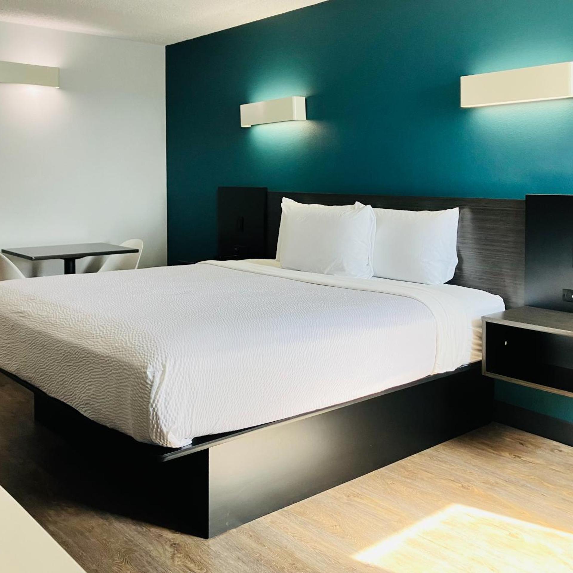 1 King Bed - Non-Smoking, Micfridge