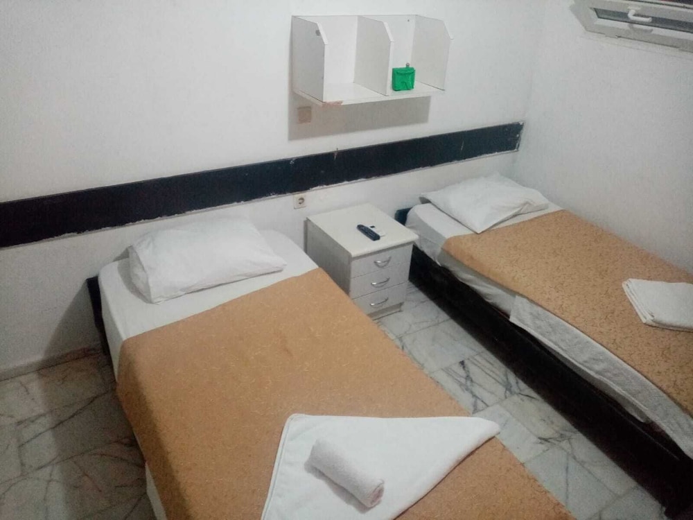 ROOM, TWIN BEDS, NO WINDOW