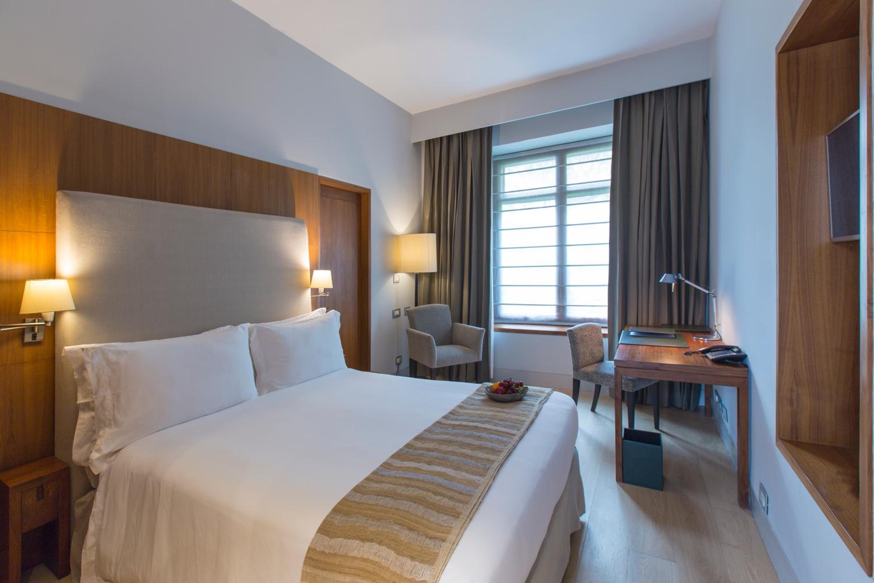Manor, Premier, King Bed