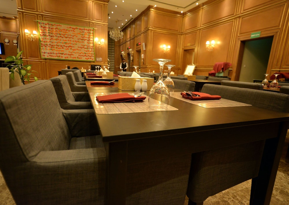 Strato Hotel By Warwick 25/28