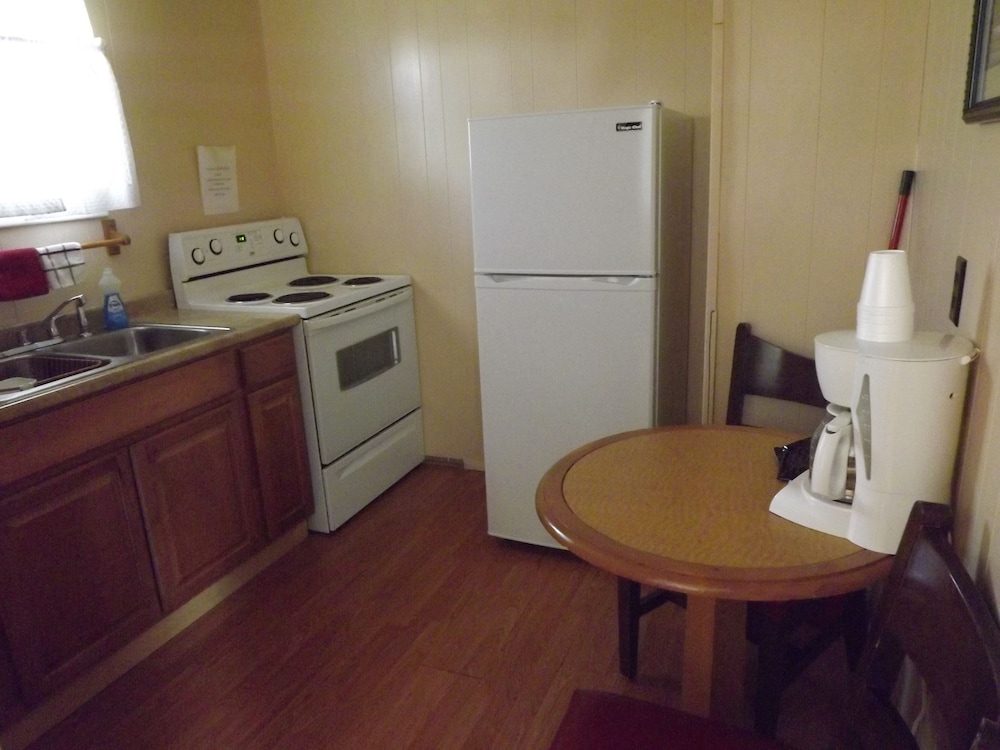 Z Bar Cabins and Motel 41/43