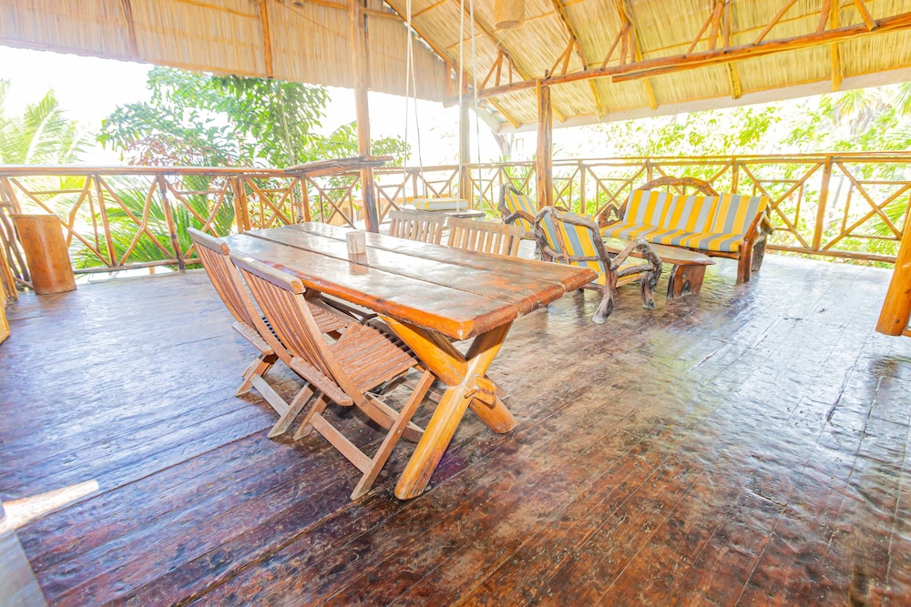 Ziwa Beach Resort 32/60