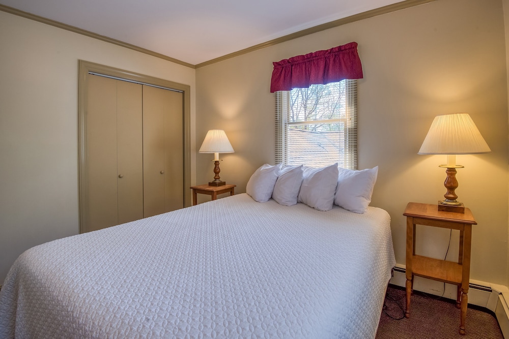 4 Bedrooms, King Bed, 3 Beds, 2 Queen Beds, Mountain Side, Sofa
