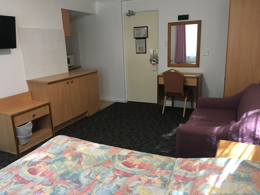 Edgecliff Lodge Motel 25/67