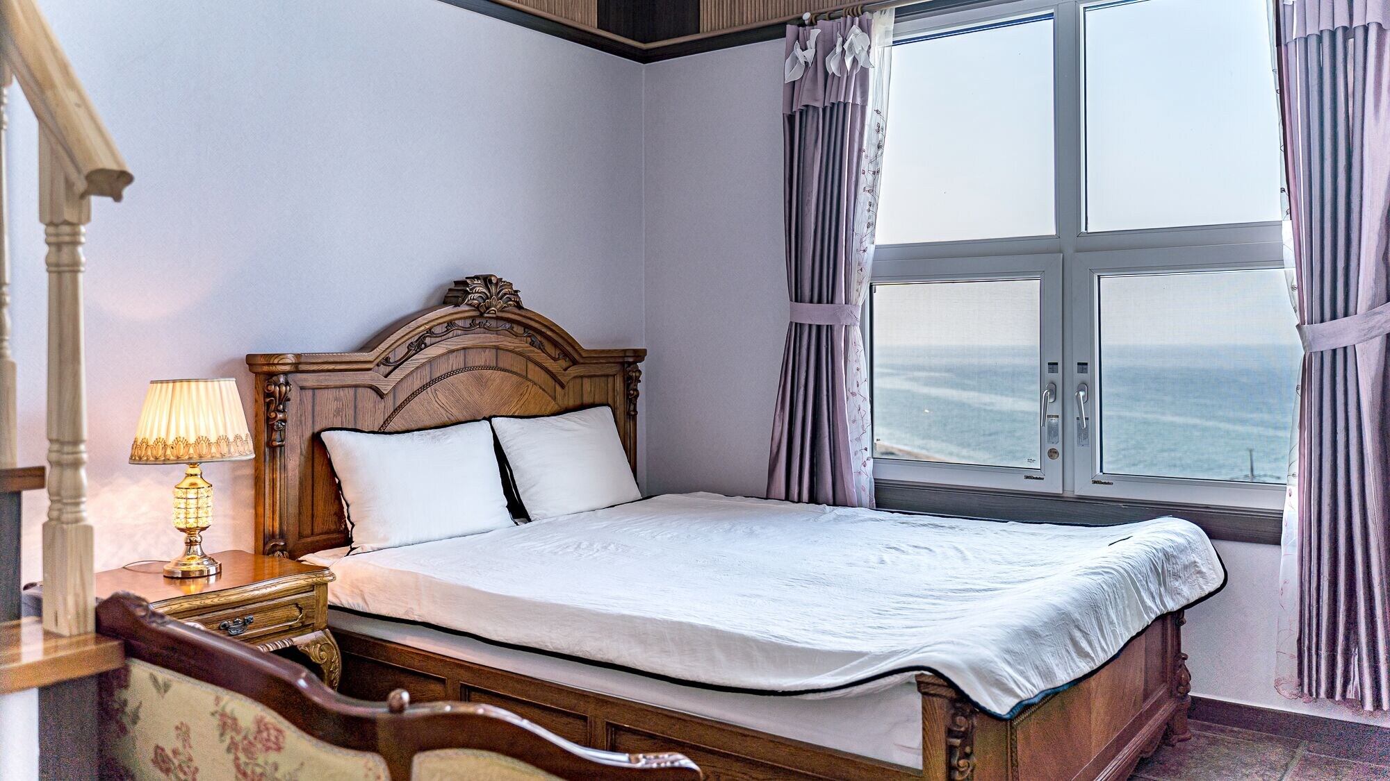Athene, Queen and Twin Beds