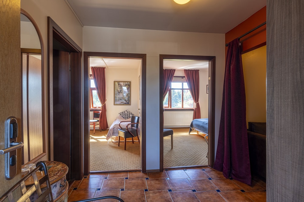 HOTEL KRIUNES 44/83