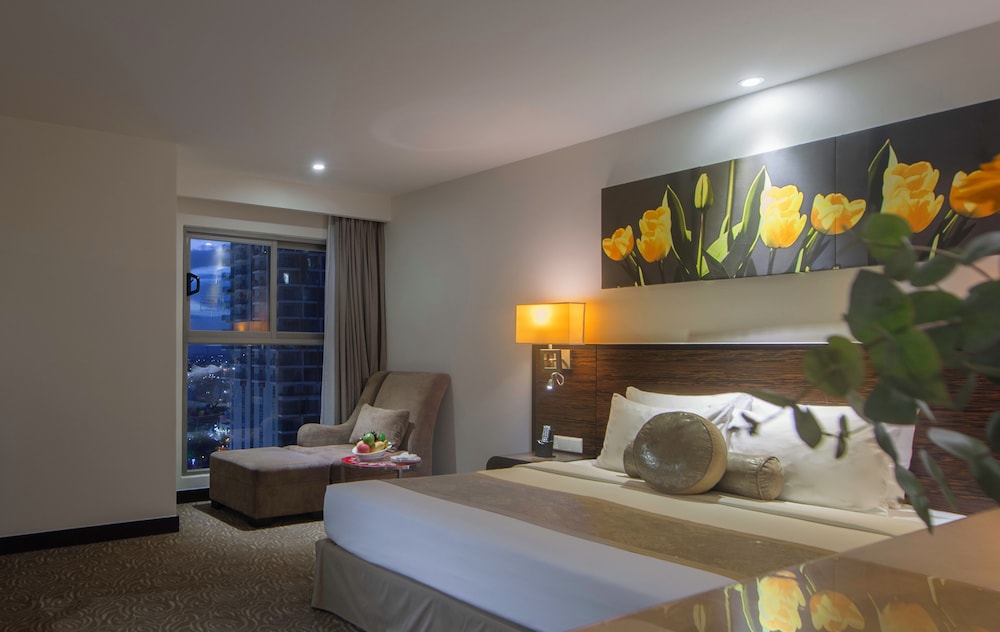Deluxe, Queen Bed, City View