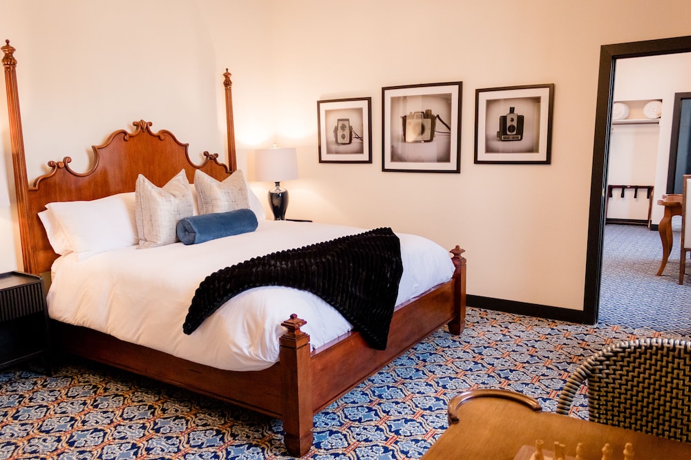Speakeasy Suites 25/50