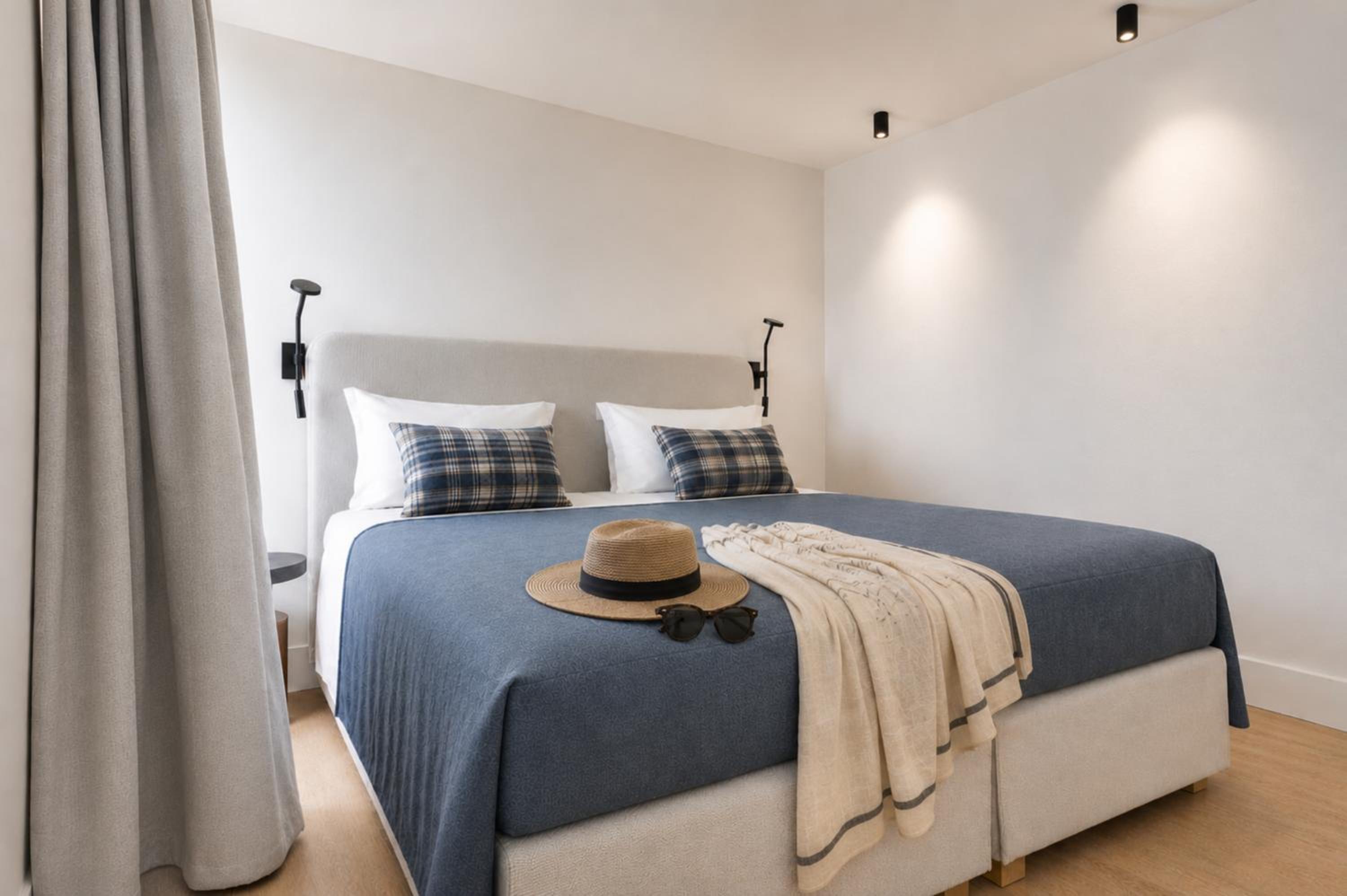 Azure, Suite, King Bed, Sea View، Metaxa Hotel, Urban Boutique Living 3/6