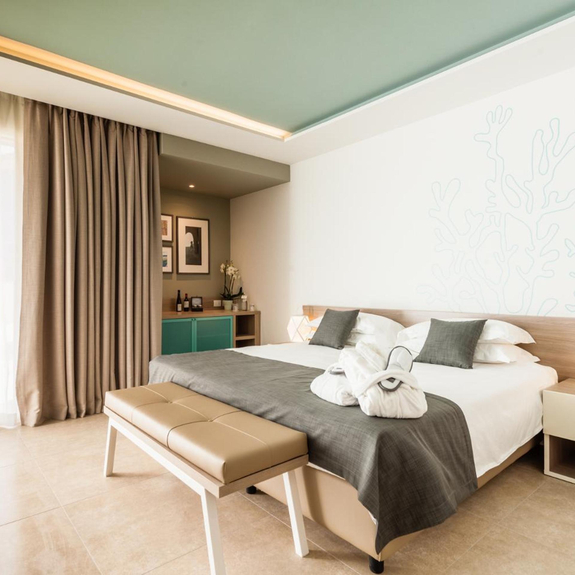 Deluxe, Double Bed, Lateral Side Sea View