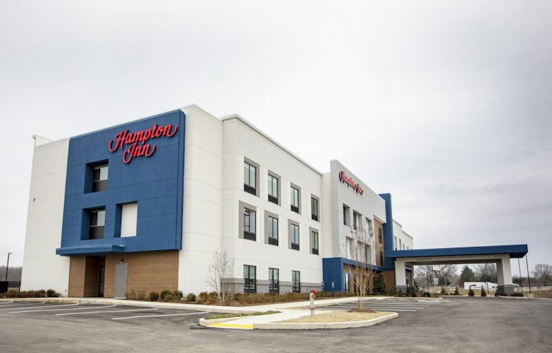 Hampton Inn Lexington, TN 1/8