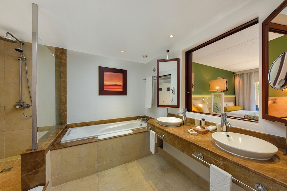 Victoria Beachcomber Resort and Spa 24/54