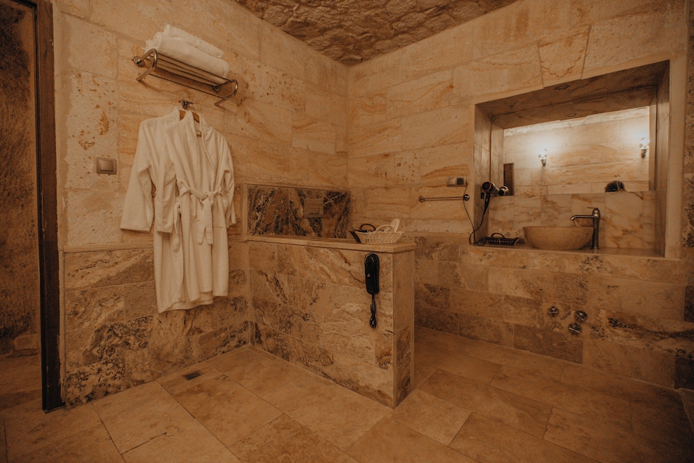 Serenus Cave Suites 24/50