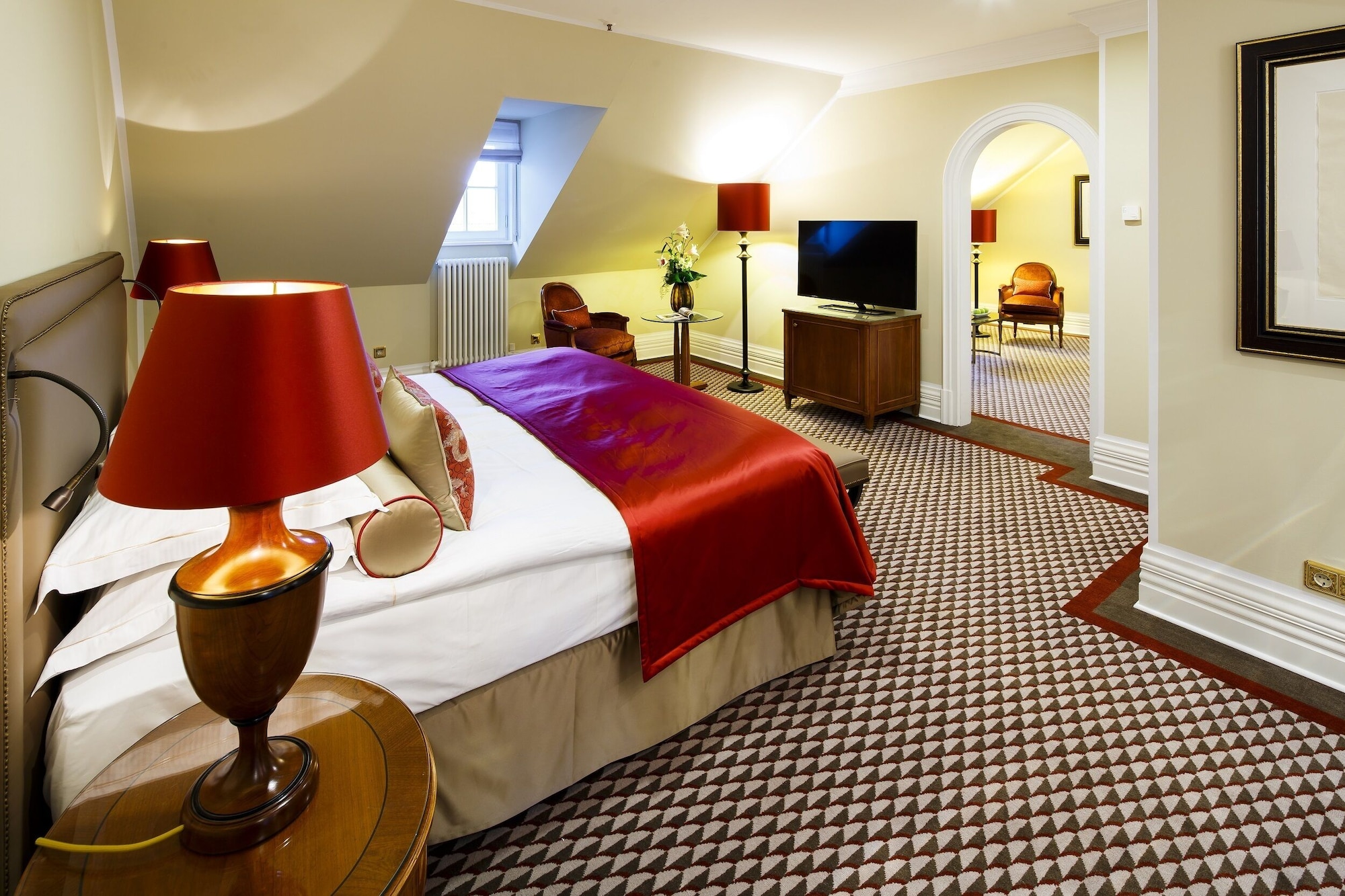 JUNIOR SUITE, KING BED