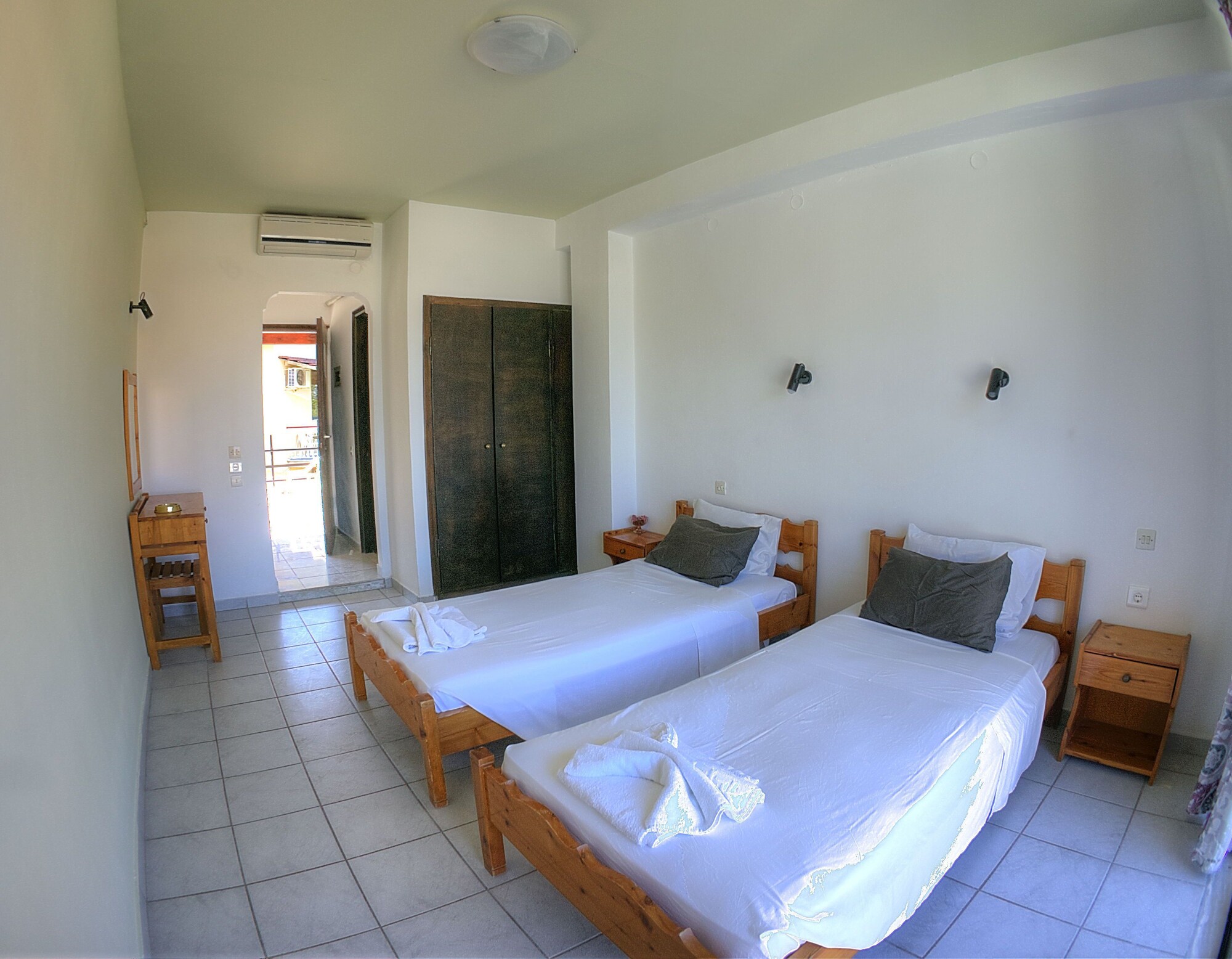 1 BEDROOM, BASIC, STUDIO, MOUNTAIN VIEW, BALCONY