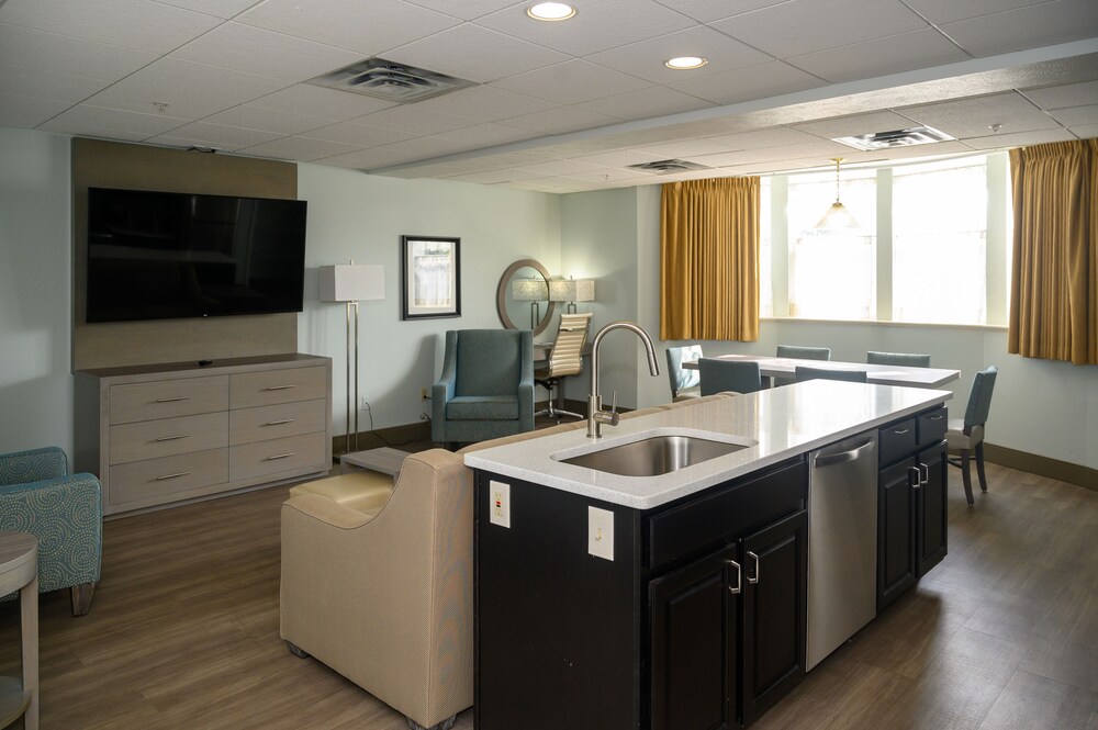 Cherry Tree Inn & Suites 25/51