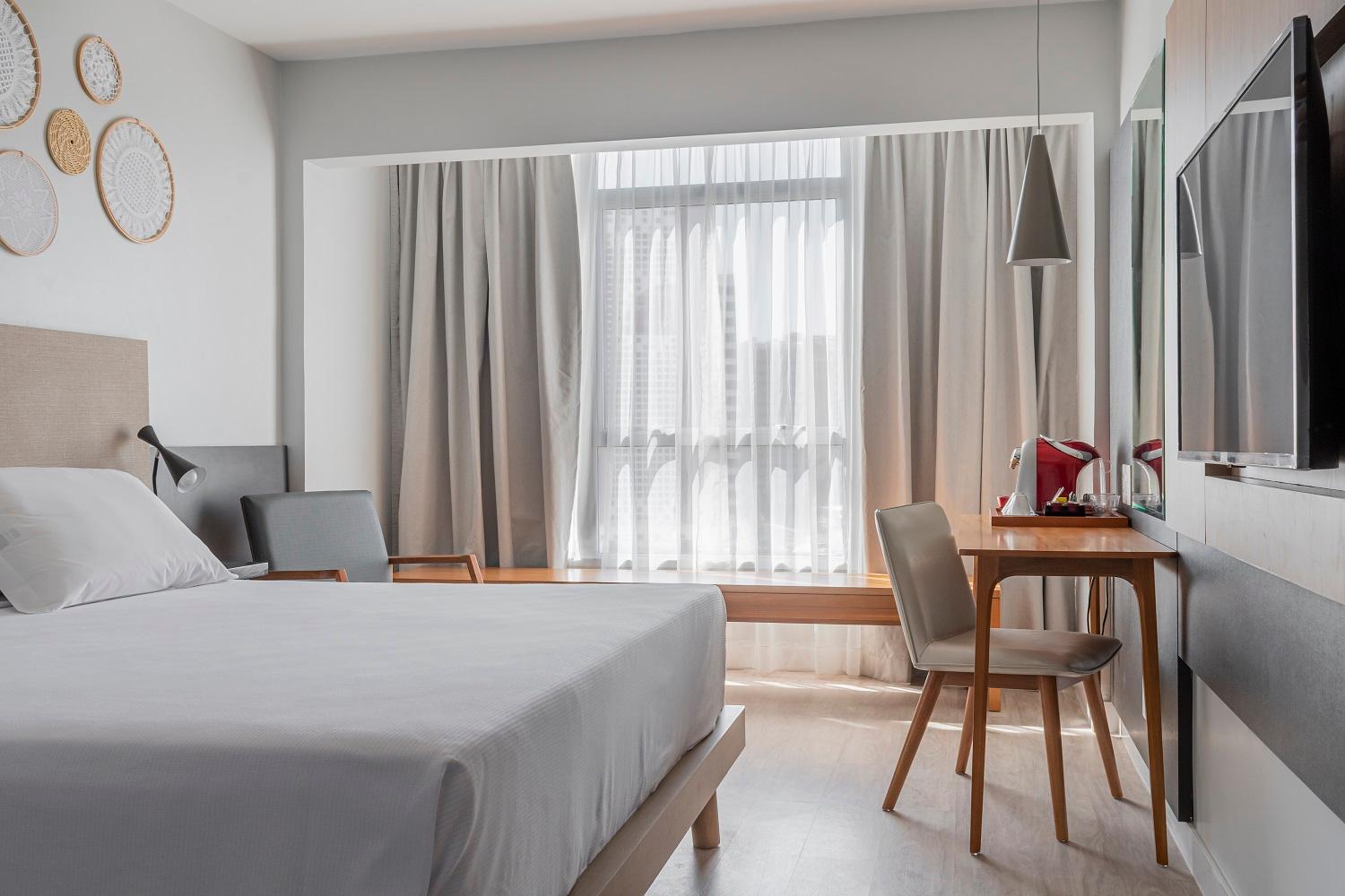 Deluxe, Double Bed, Lateral Side Sea View