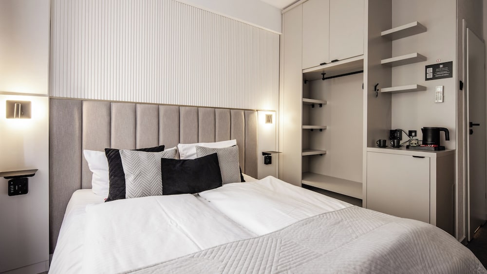 Delta Hotel 25/50