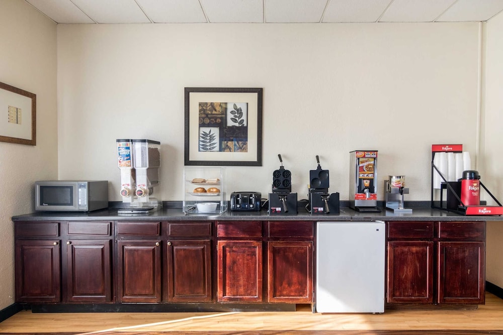 Econo Lodge Inn & Suites Conference Center 41/44