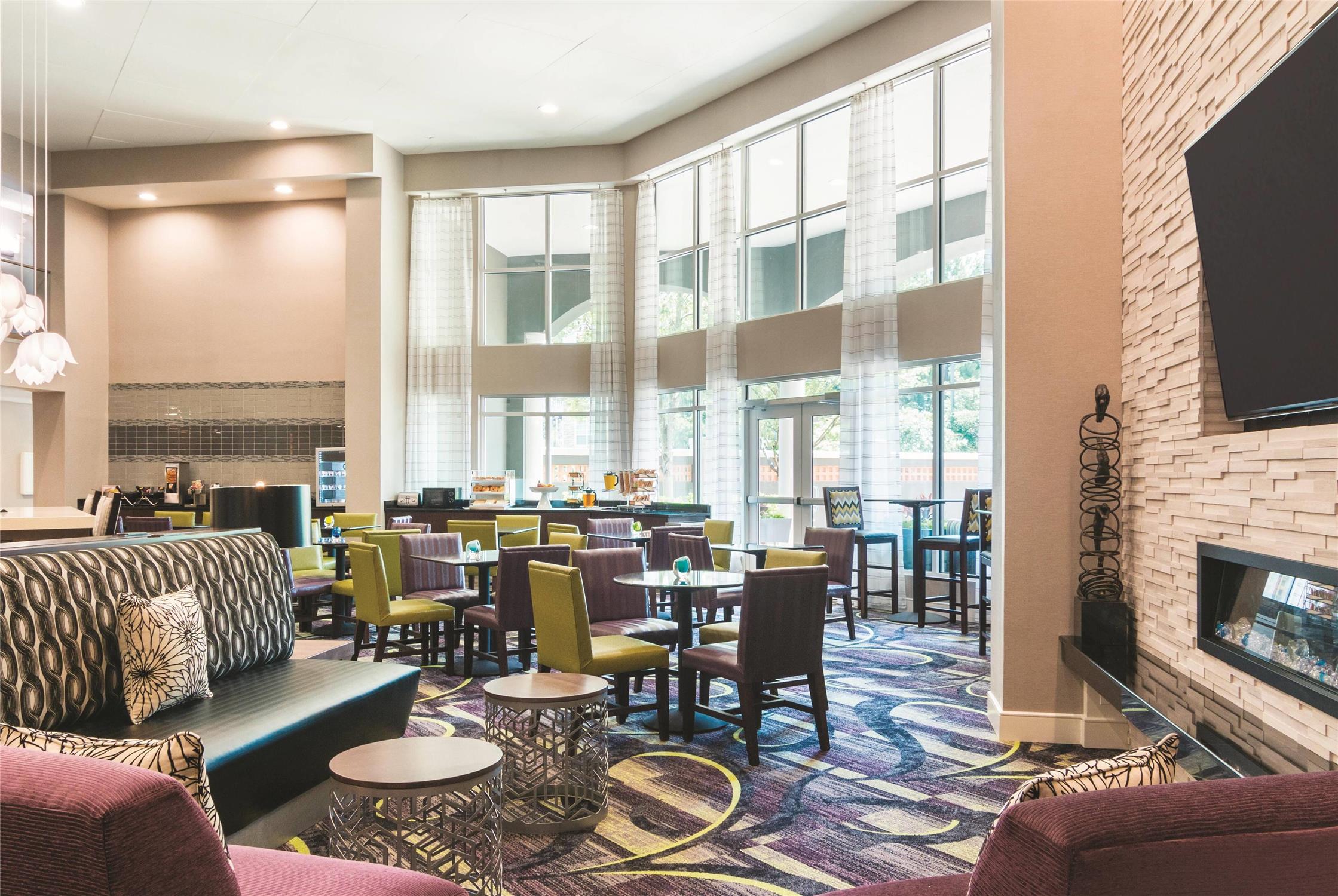 La Quinta Inn & Suites by Wyndham Atlanta Perimeter Medical 44/45