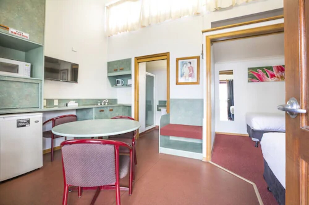 DOWNS MOTEL 31/35