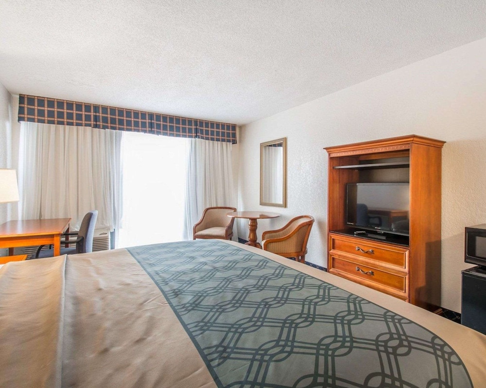 North Miami Beach Gardens Inn & Suites 25/42