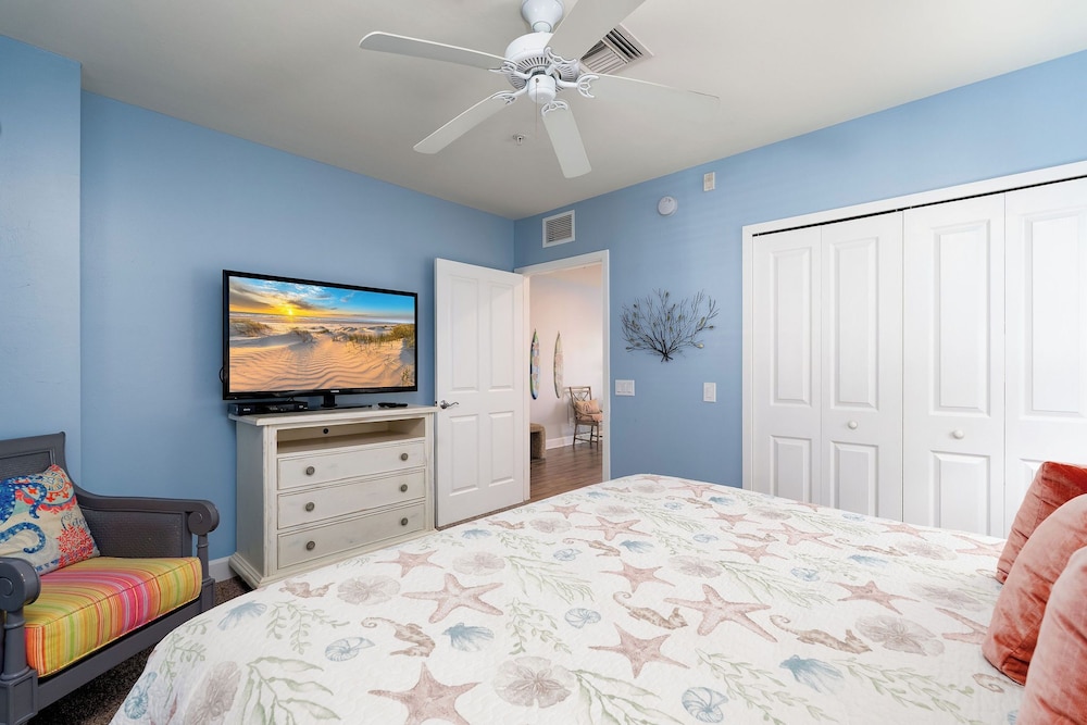 Condo, Deluxe, King Bed, Partial Ocean View, Sofa