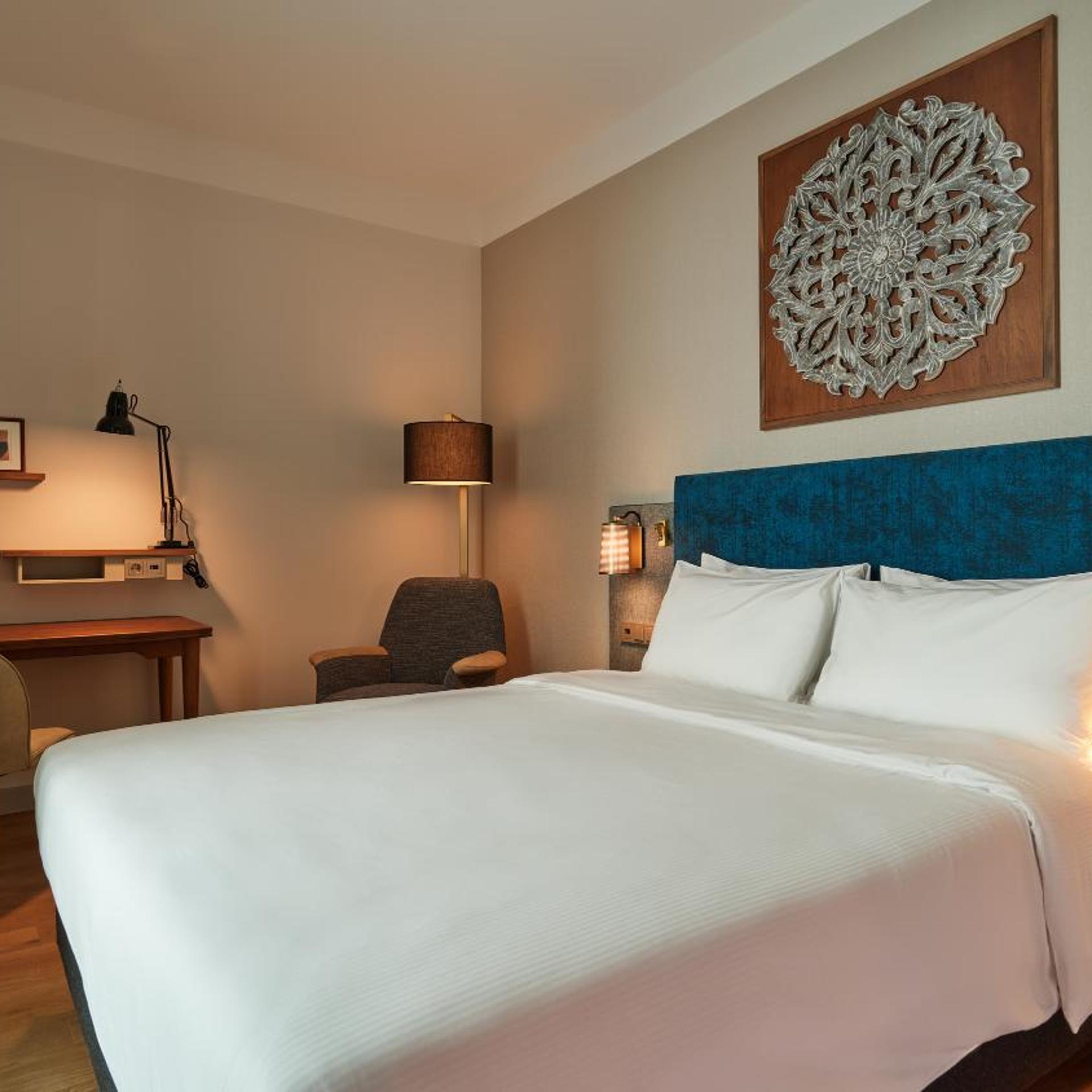 Room, Queen Bed, Atrium View، voco The Hague 5/7