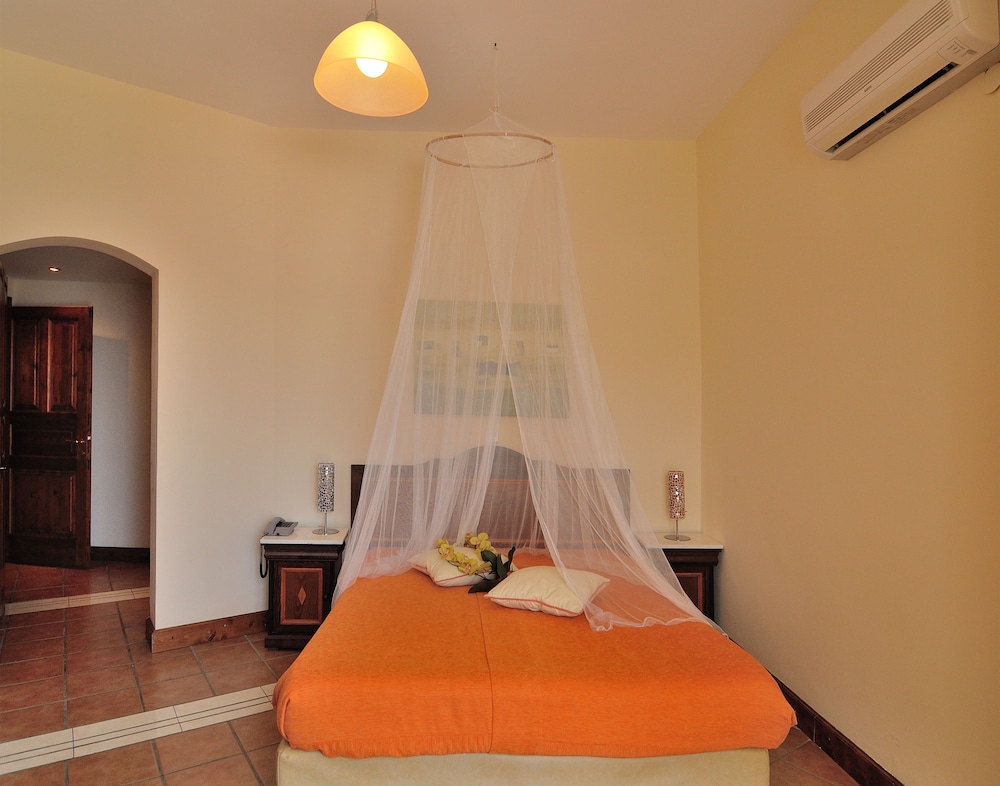 Superior, Double Bed, Sea View, Hot Tub, Golden View Beach 5/8