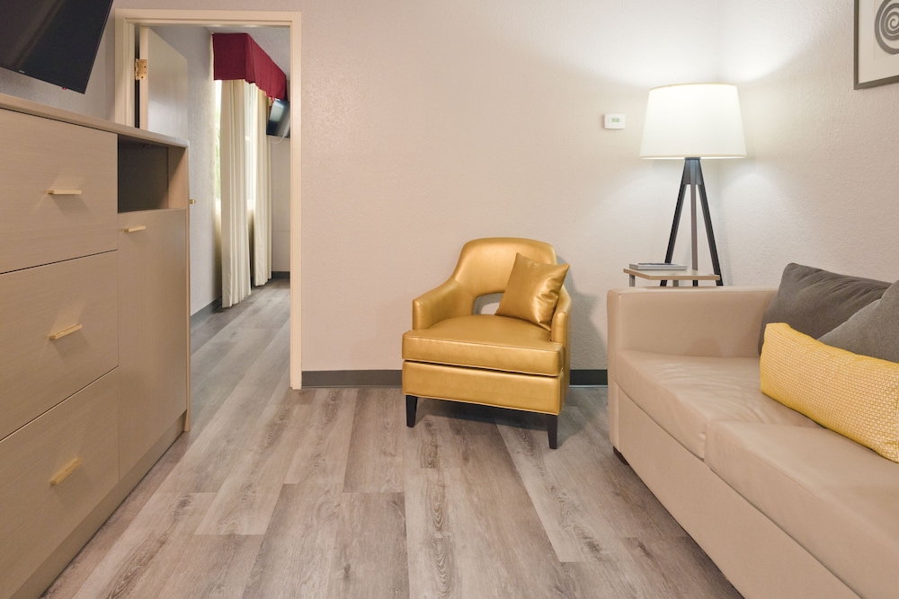 The Palms Inn & Suites 24/45