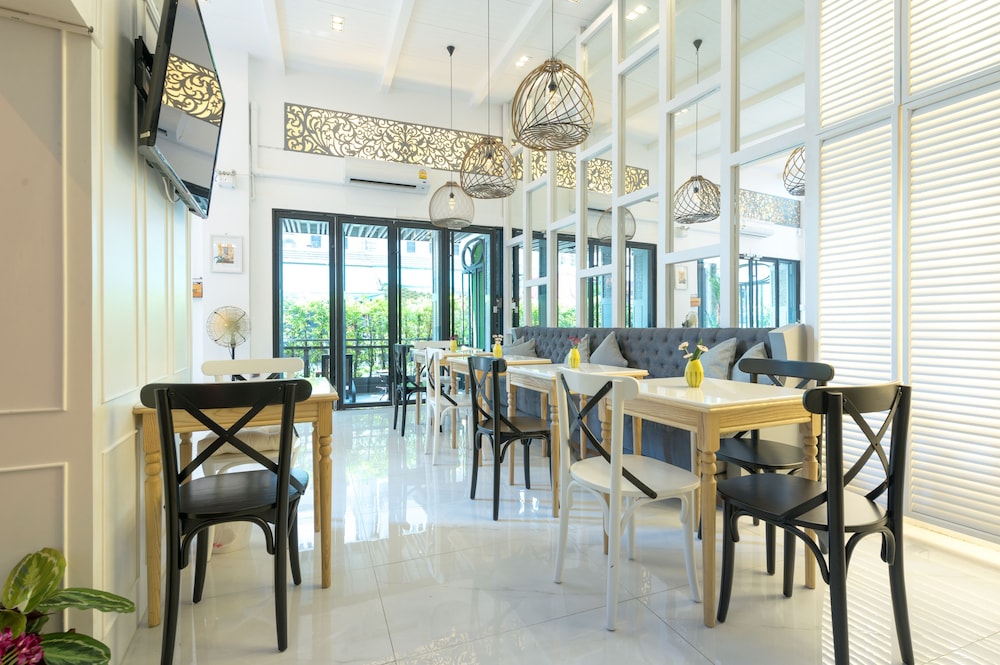 White Ivory Bed Breakfast 19/25
