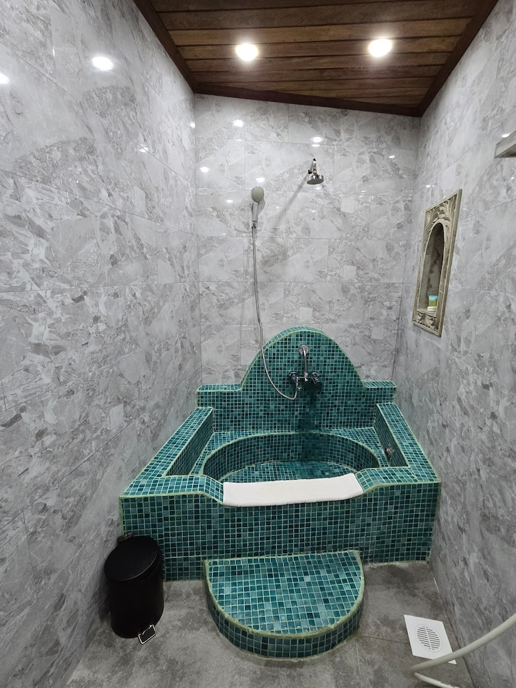 Dhow Palace Hotel 43/75