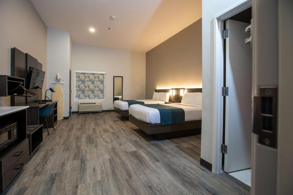 2 Full Beds - Non-Smoking, Kitchen