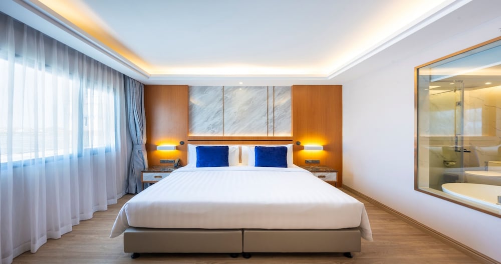 1 BEDROOM, SUITE, KING BED, POOL VIEW