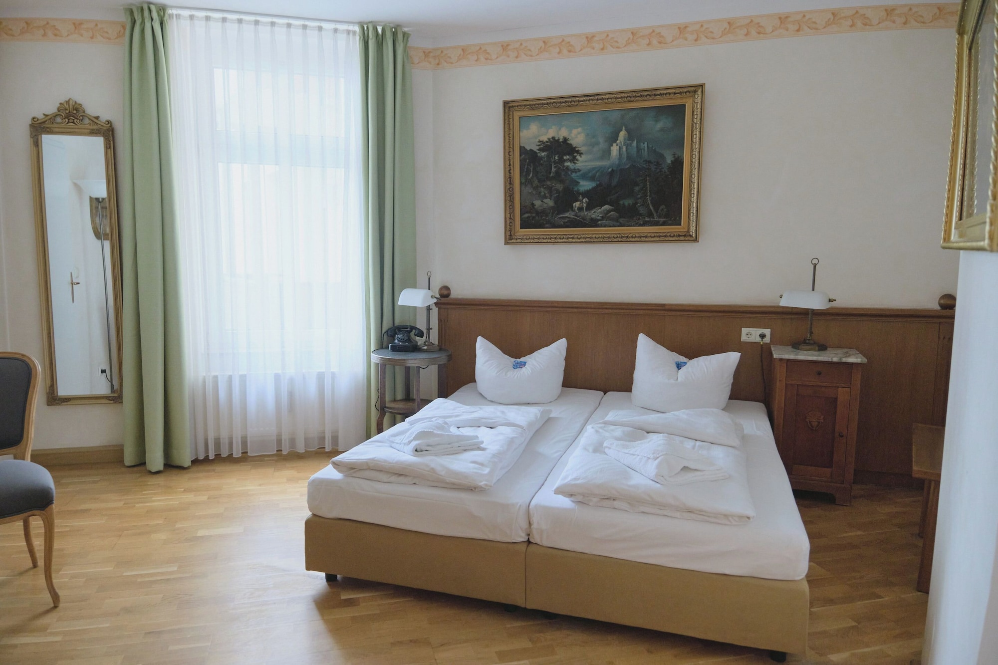 COMFORT, TWIN BEDS