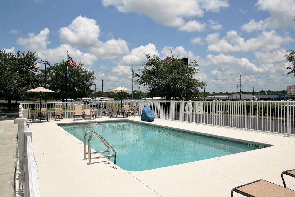Holiday Inn Express Hotels And Suites Brooksville West 38/56